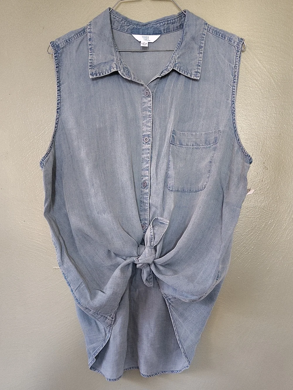 Time and Tru Light Blue Sleeveless Button Front Chambray Top Large NWOT
